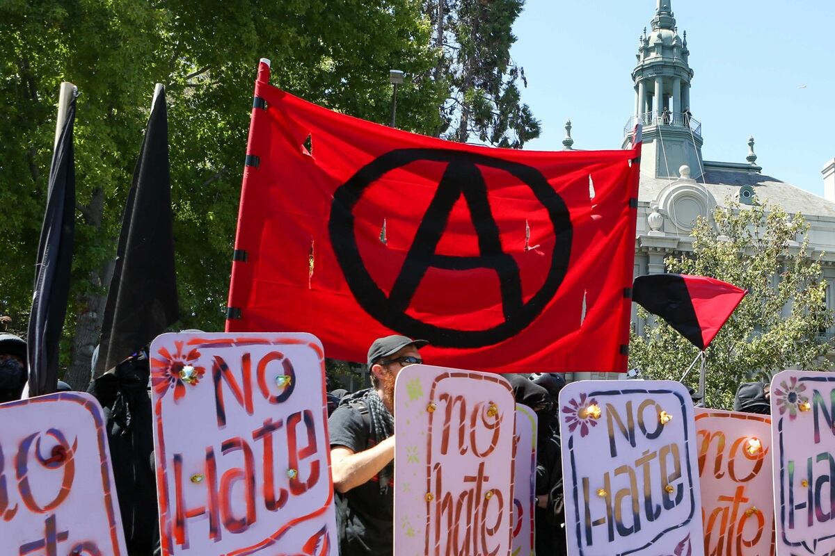 Miembros de Antifa y contramanifestantes se reúnen en una manifestación en el parque Martin Luther King Jr. en Berkeley, California, el 27 de agosto de 2017. (Foto de Amy Osborne / AFP)