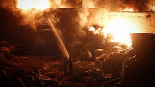 Comas: incendio en depósito de plásticos movilizó a 13 unidades de Bomberos