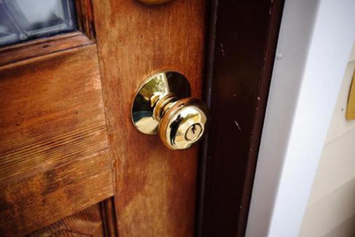 Las puertas de las casas pueden ser duraderas, pero en algún momento los chirridos de las bisagras aparecen. (Foto: Shutterstock).
