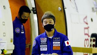 Rusia vuelve a la carrera del turismo espacial llevando a millonario japonés a la ISS