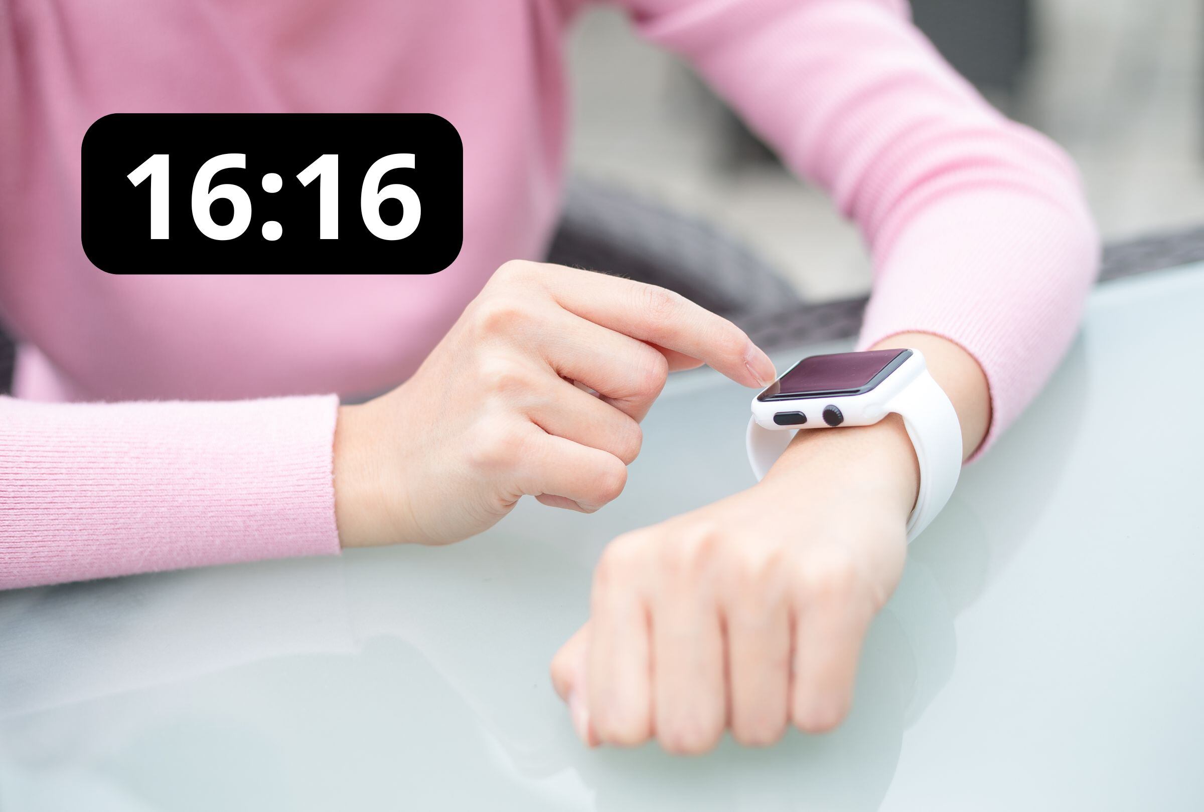 Esta es una imagen referencial de una mujer viendo que son las 16:16. (Imagen: El Comercio / Mag / Canva)