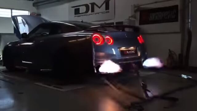 ¡Increible! Este Nissan GT-R lanza fuego
