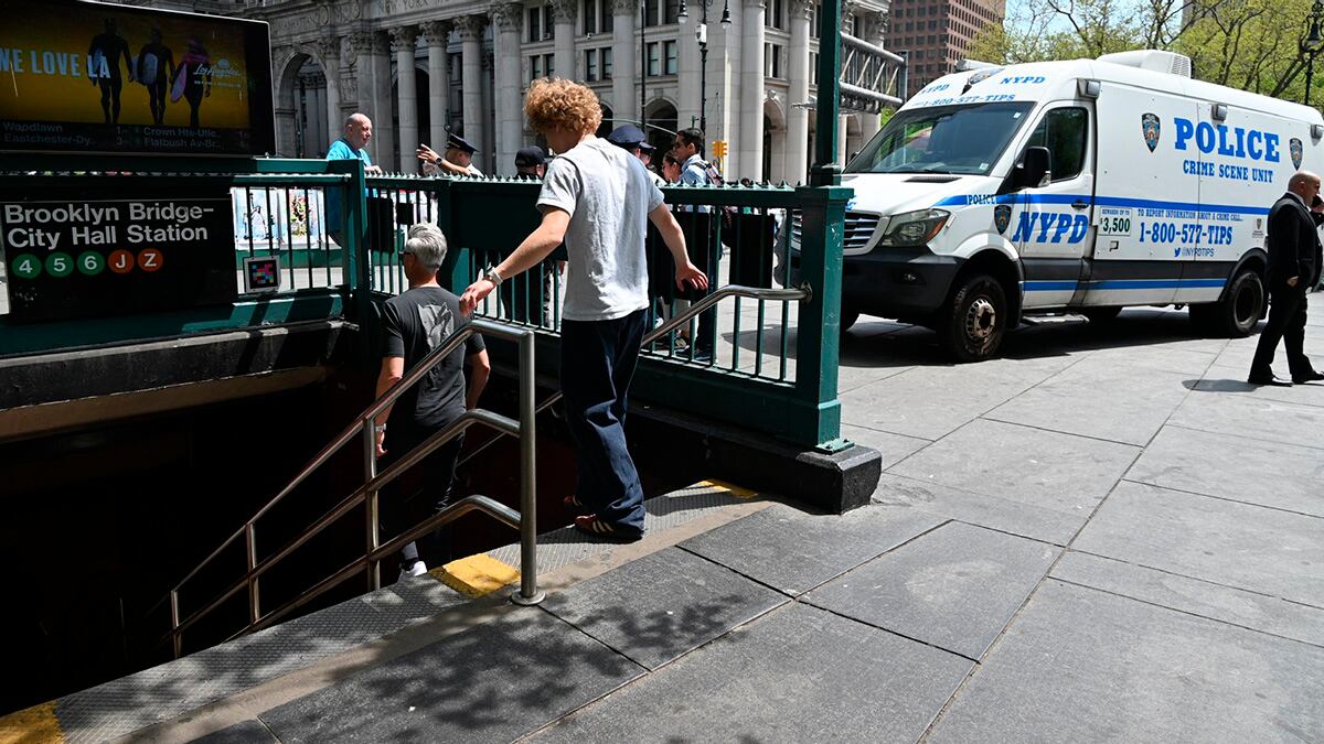 Joven muere tras una pelea porque le pisaron su zapato en el metro | Foto: @KyleMazzaWUNF