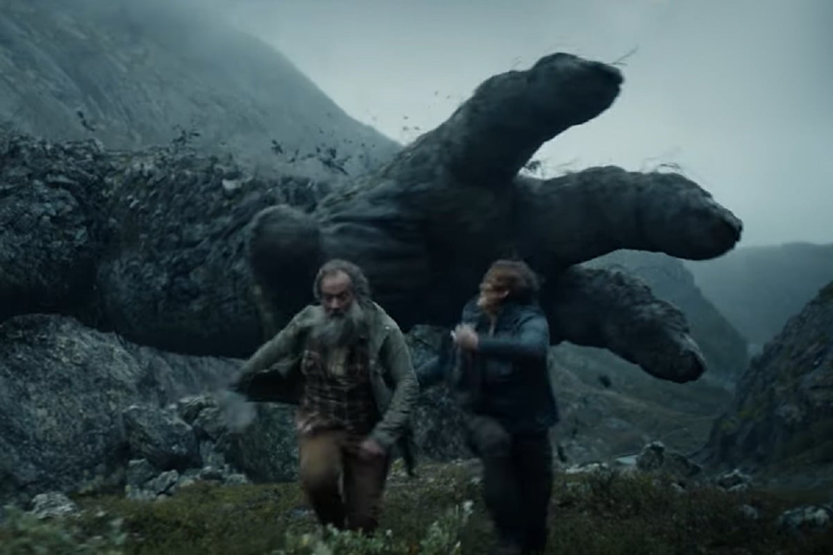 Nora y su padre Tobias Tidemann escapando del trol en la película noruega "Trol" (Foto: Netflix)