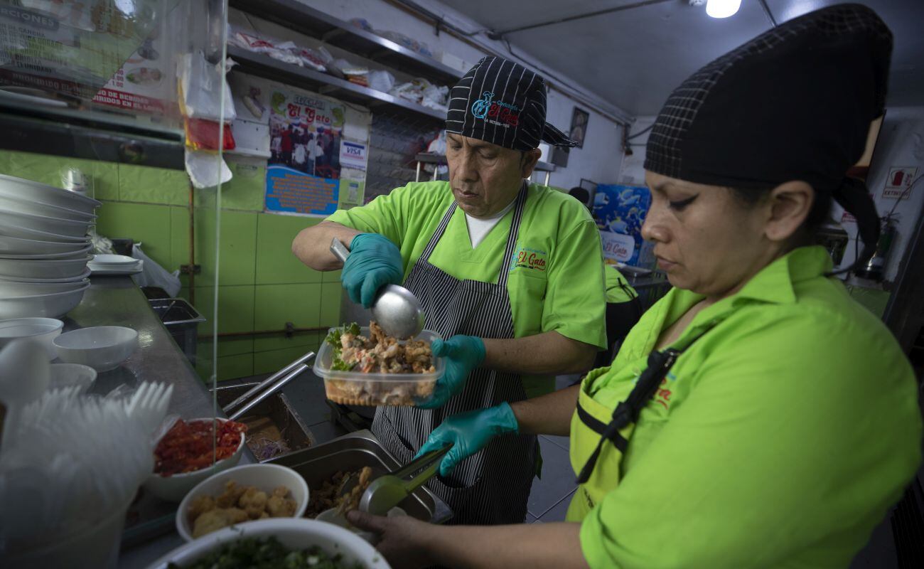“El personal llega a las 8 de la mañana, yo los recibo acá con la compra del día. Desde esa hora comenzamos a preparar todo”, dice El Gato. (Foto: El Comercio)
