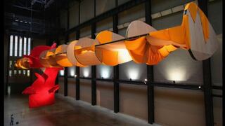 Un ala gigante en la galería Tate Modern de Londres