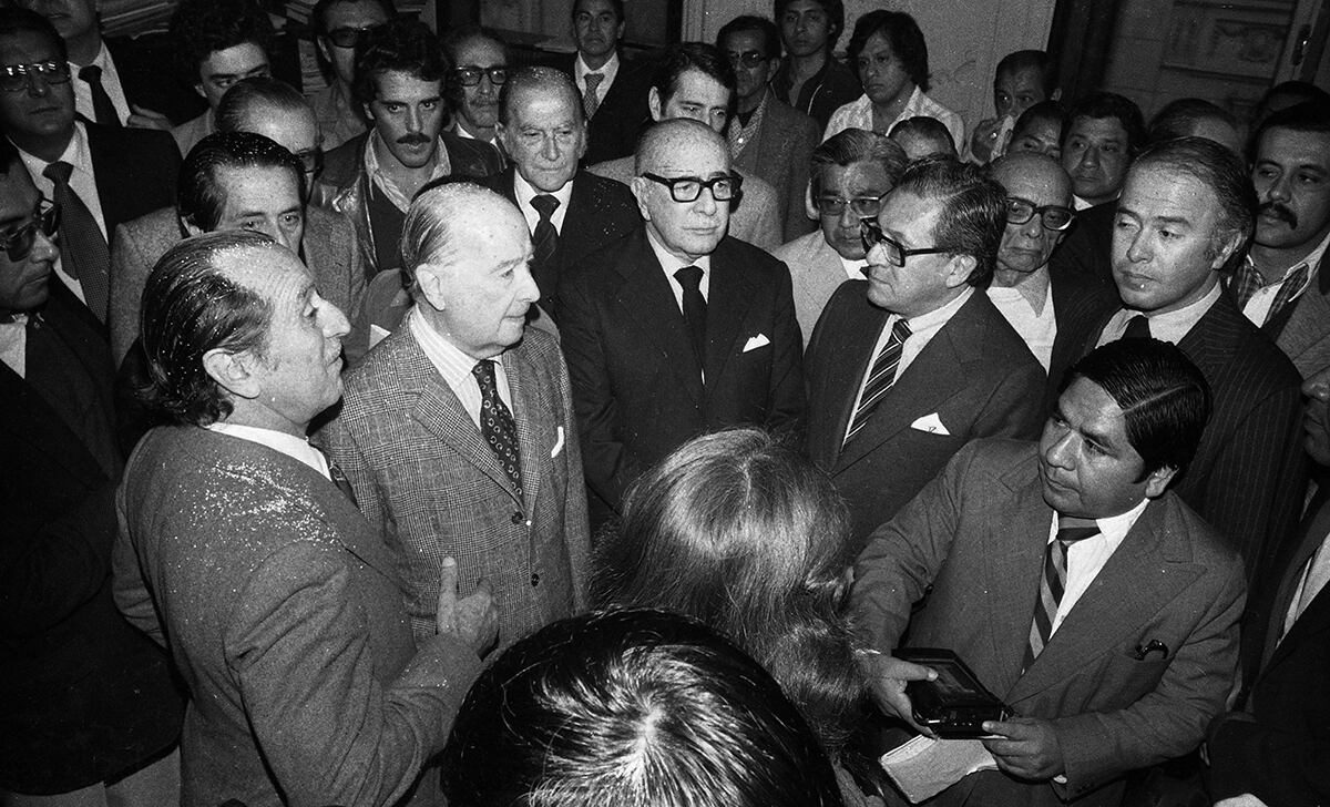 El 29 de julio de 1980 reasumieron sus funciones en el diario El Comercio, los directores Alejandro Miró Quesada Garland y Aurelio Miró Quesada Sosa. (Foto: Archivo Histórico de El Comercio)