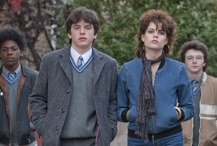 Lucy Boynton junto a Ferdia Walsh-Peelo en escena de "Sing Street" en 2016.