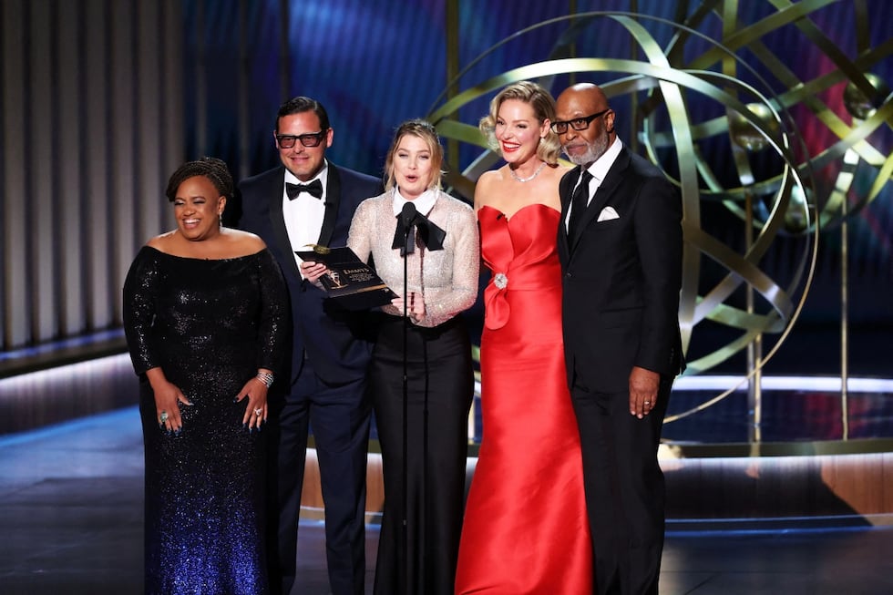Chandra Wilson, Justin Chambers, Ellen Pompeo, Katherine Heigl y James Pickens, del elenco de "Grey's Anatomy", se reunieron en los Premios Emmy 2023.