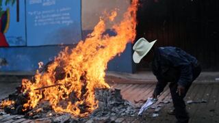 Elecciones en México: Padres de los 43 estudiantes queman urnas