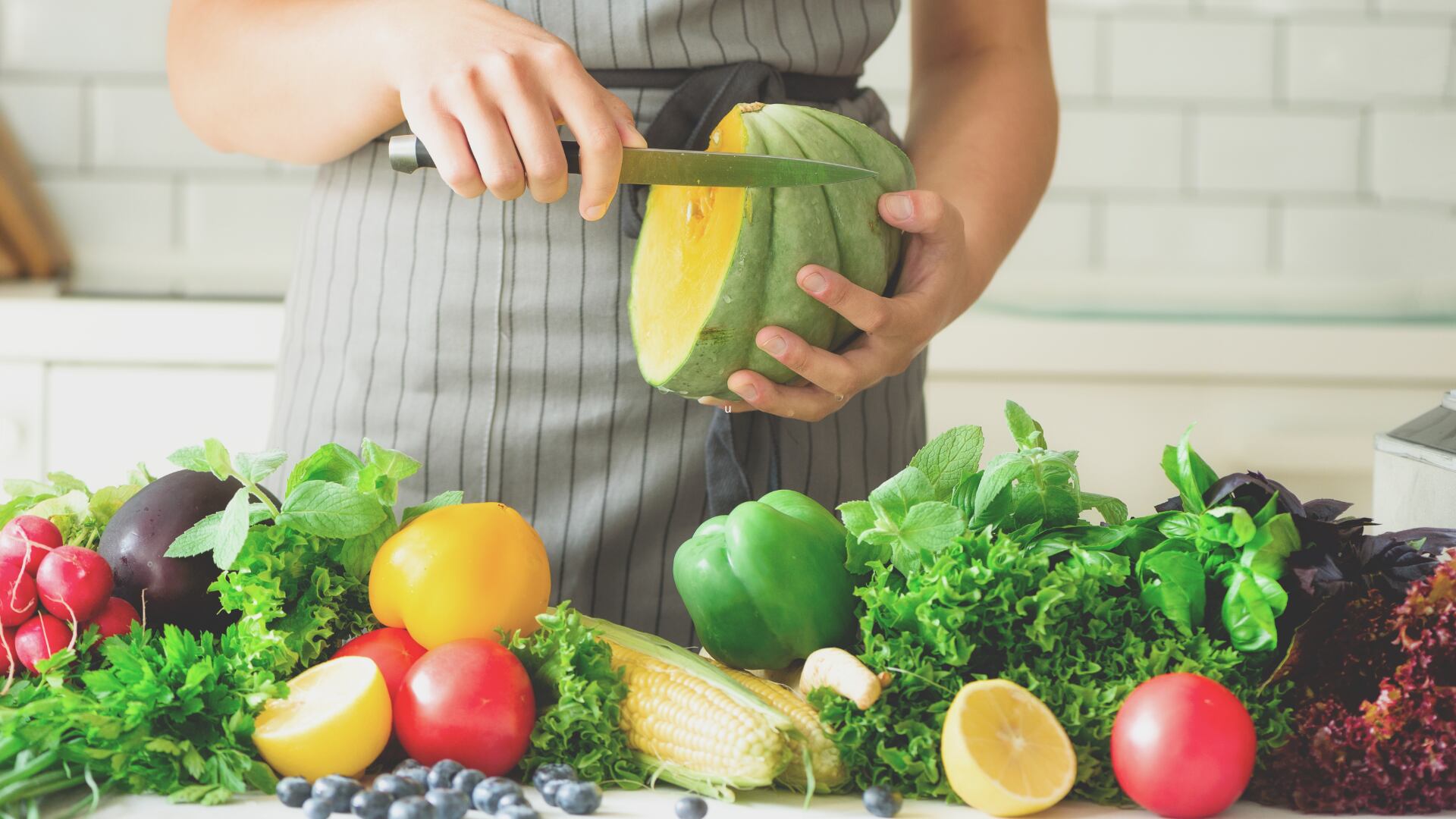 Se recomienda llevar una alimentación variada para obtener diversos nutrientes, pero el diversificar también nos ayudará a no comer pesticidas de las mismas frutas y verduras de forma diaria.