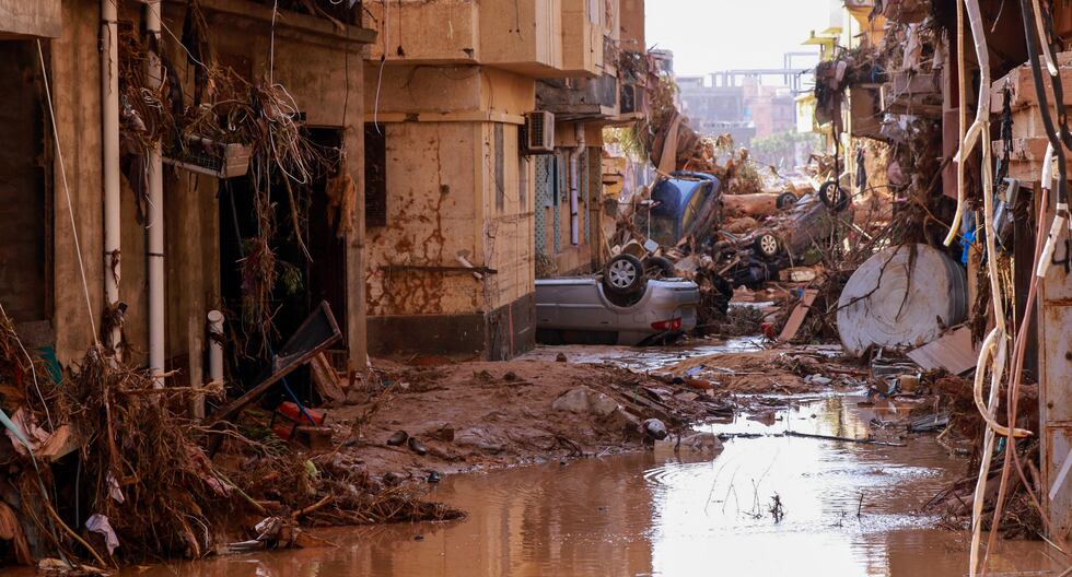 Carros volcados y escombros causados ​​por las inundaciones repentinas en Derna, al este de Libia, el 11 de septiembre de 2023. (Foto de AFP).