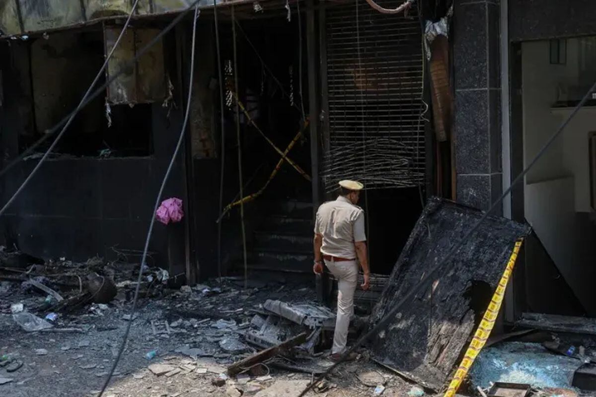 Agentes de policía en el exterior del hotel de Nueva Delhi incendiado este 3 de junio. Foto: EFE/EPA/Rajat Gupta