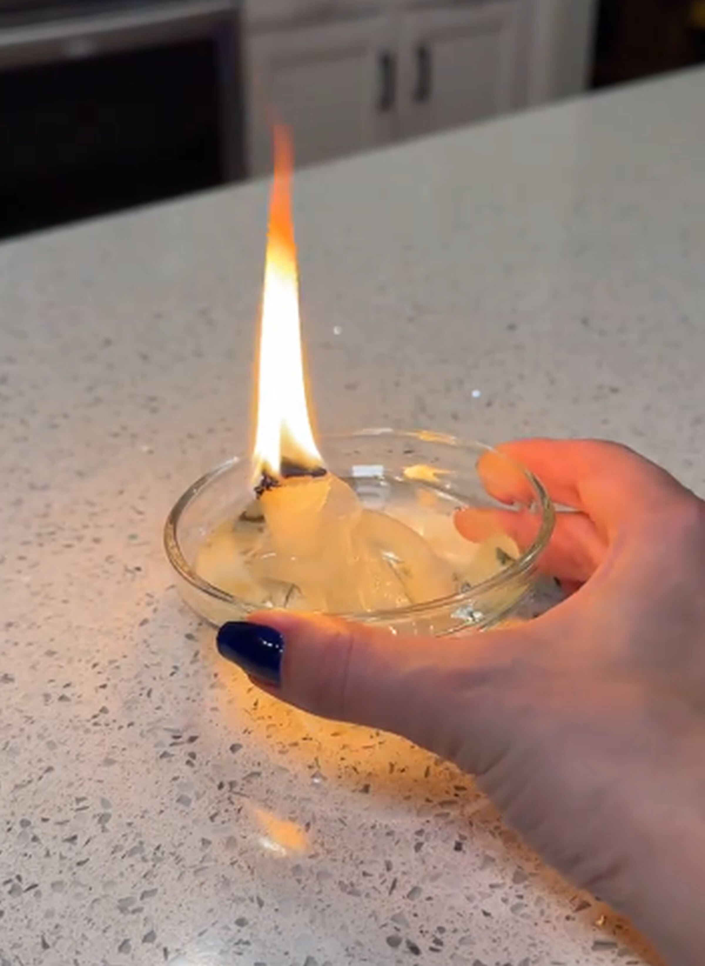 Puedes crear una vela casera usando papel y aceite. En las noches donde hay electricidad, es de mucha utilidad. (Foto: @alimomlife / TikTok)