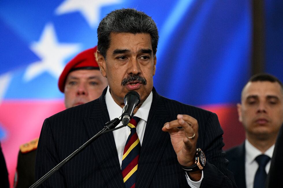 El presidente de Venezuela, Nicolás Maduro, se dirige a los medios de comunicación después de comparecer ante el Tribunal Supremo de Justicia (TSJ) en Caracas el 9 de agosto de 2024. (Foto de Federico PARRA/AFP).