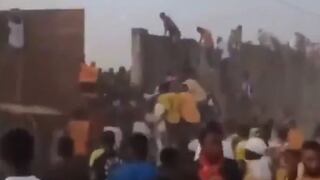 Tragedia en el fútbol: mueren 56 personas por avalancha en un partido tras decisión arbitral