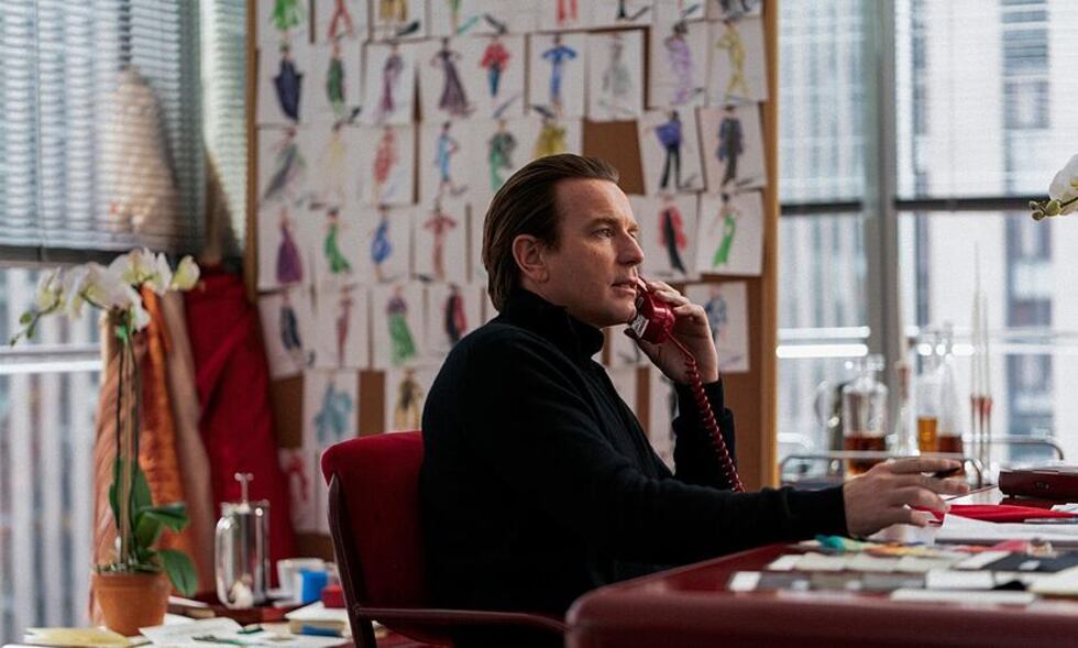 Esta serie producida por Netflix recorre la vida de la leyenda de la moda, Roy Halston Frowick. El diseñador estadounidense de que cambió la moda para siempre se hizo conocido por vestir a grandes celebridades como Liza Minnelli, Elizabeth Taylor y Jackie O. Lamentablemente, su fama tuvo un precio y la serie ahonda en sus luchas personales. (Foto: Netflix).