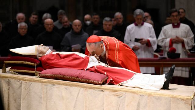 Sin cruz pastoral y con zapatos negros: la vestimenta de Benedicto XVI indica que no reinaba