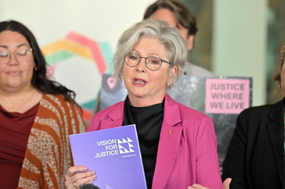 La diputada independiente por Indi, Helen Haines, en una conferencia de prensa en el Parlamento de Canberra, Australia, el miércoles 14 de octubre de 2026. (EFE/EPA/MICK TSikaS).