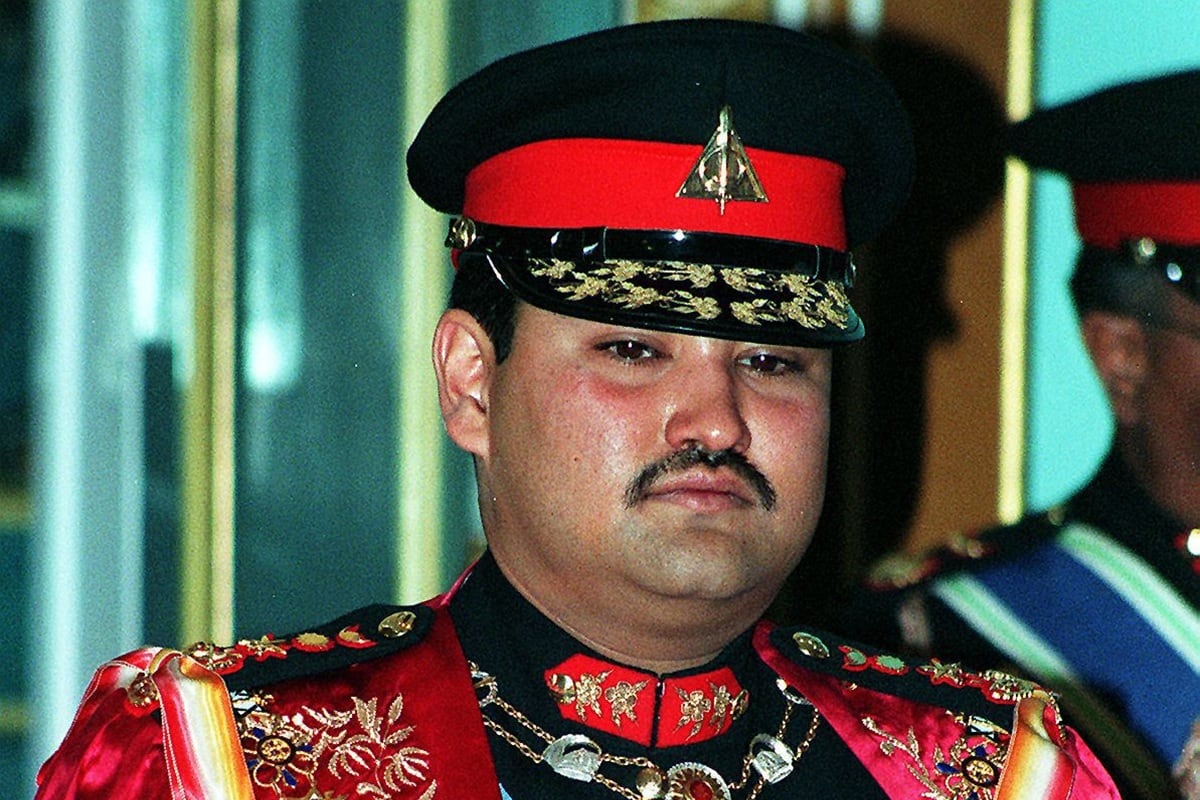 El príncipe heredero Dipendra de Nepal durante un programa de distribución de medallas en el Palacio Real Narayan Hity en Katmandú, el 20 de abril de 2000. (Foto de DEVENDRA MAN SINGH / AFP)