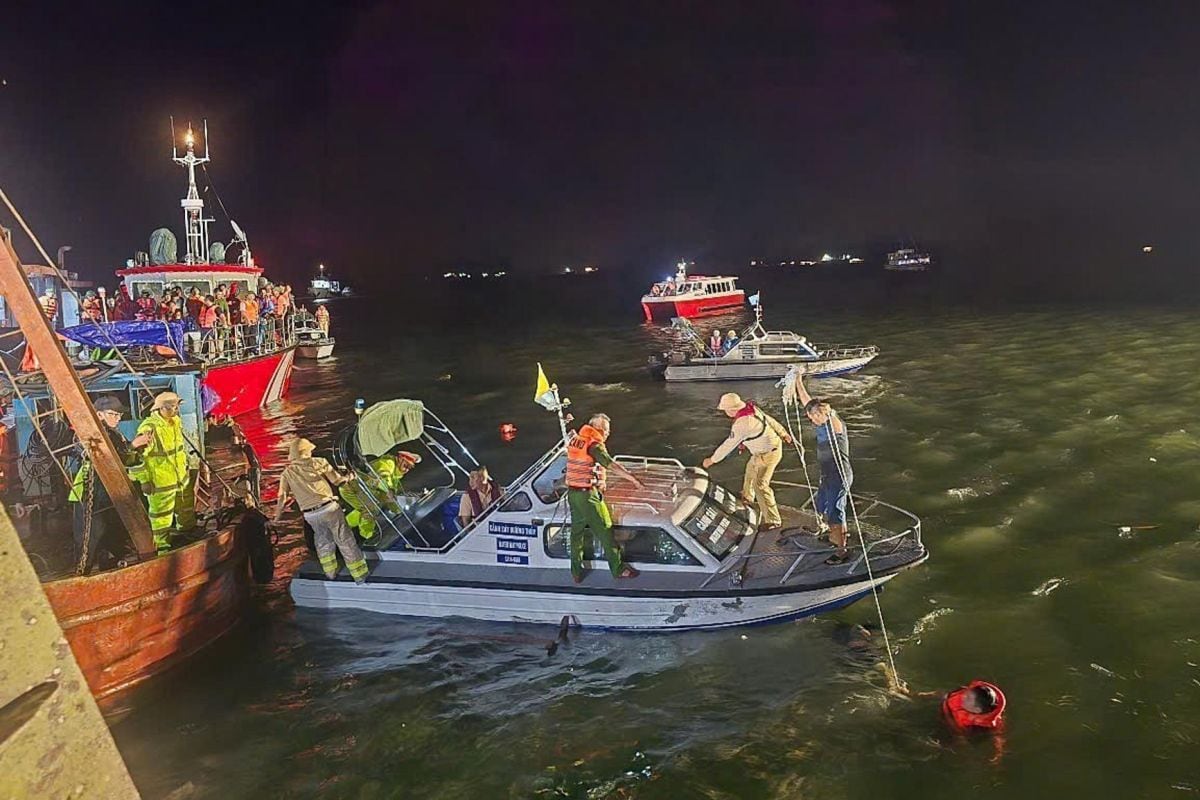 Al menos 18 personas murieron y varias están desaparecidas después de que un barco turístico con 53 personas a bordo volcara en la bahía de Ha Long. Foto: EFE/EPA/VIETNAM NEWS AGENCY