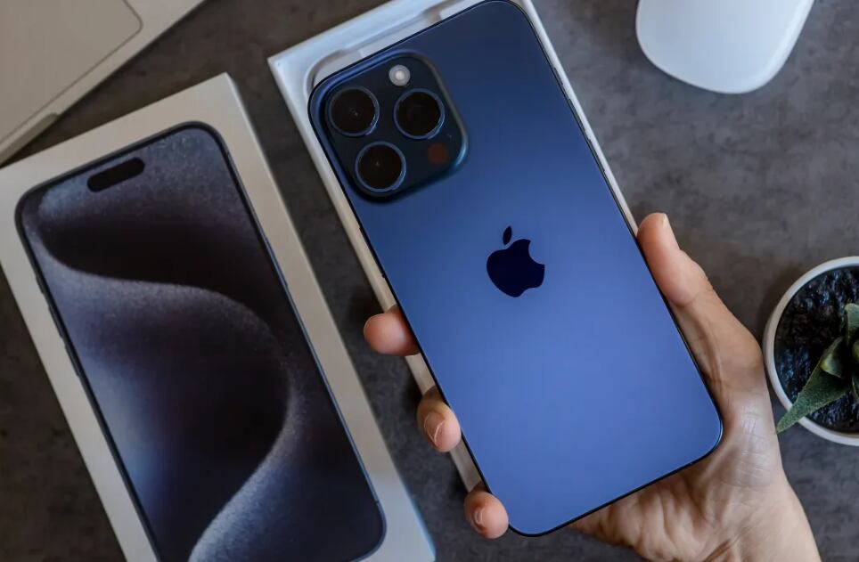 Las aplicaciones abiertas entran en un “estado suspendido”, lo que significa que no están activas ni consumen batería. (Foto: EFE)