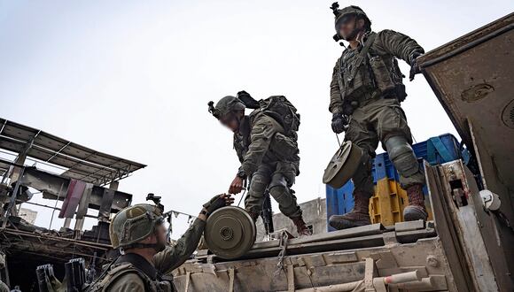 Esta fotografía publicada por el ejército israelí el 4 de marzo de 2024 muestra tropas sobre el terreno en la Franja de Gaza en medio de las batallas en curso entre Israel y el grupo militante palestino Hamás. (Foto del ejército israelí / AFP)