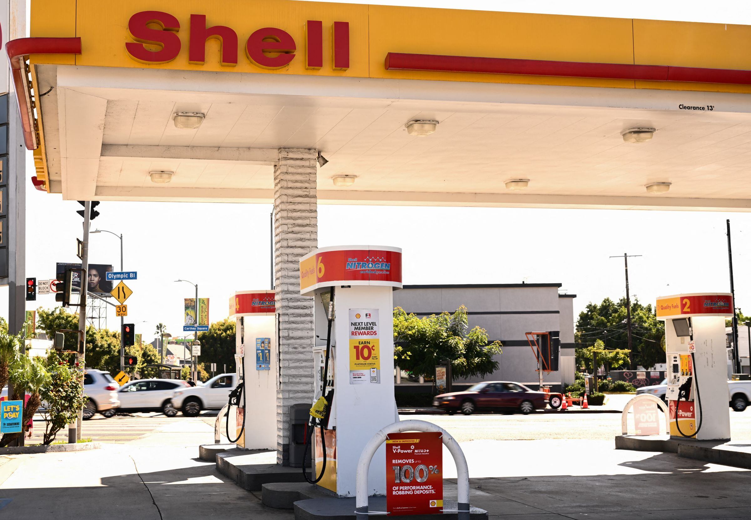 El precio de la gasolina es el bajo desde el festivo por Labor Day de 2021 (Foto: AFP)