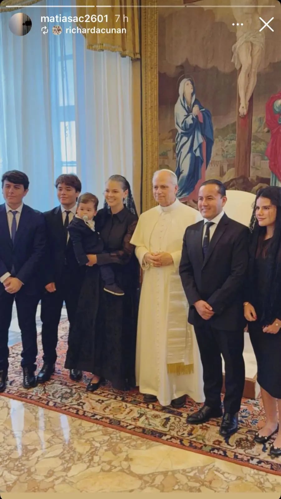 Brunella Horna y su familia junto al Papa León XIV