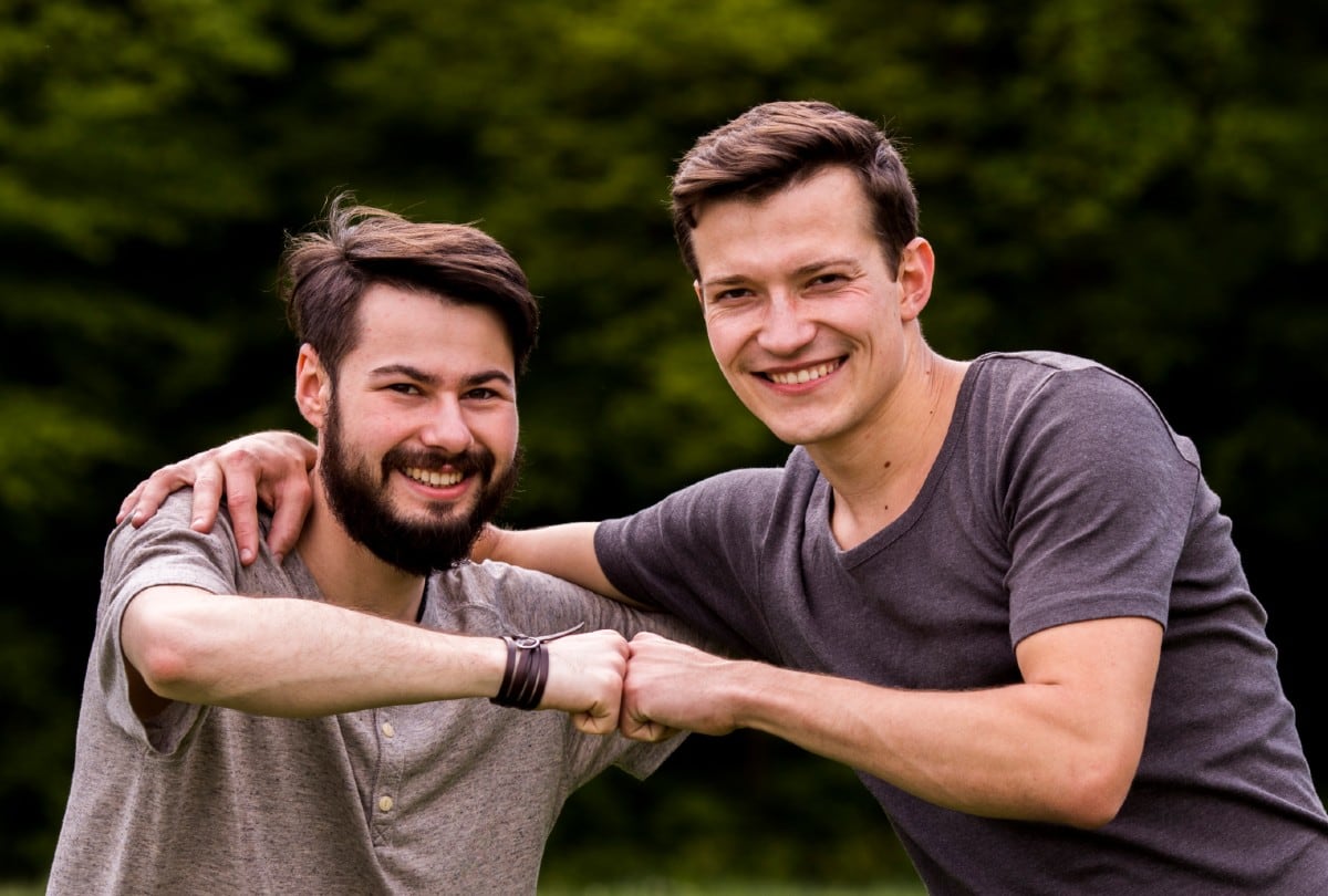 Si estás buscando frases para desearle feliz cumpleaños a un amigo que es como un hermano, aquí encontrarás las mejores. | Crédito: Freepik