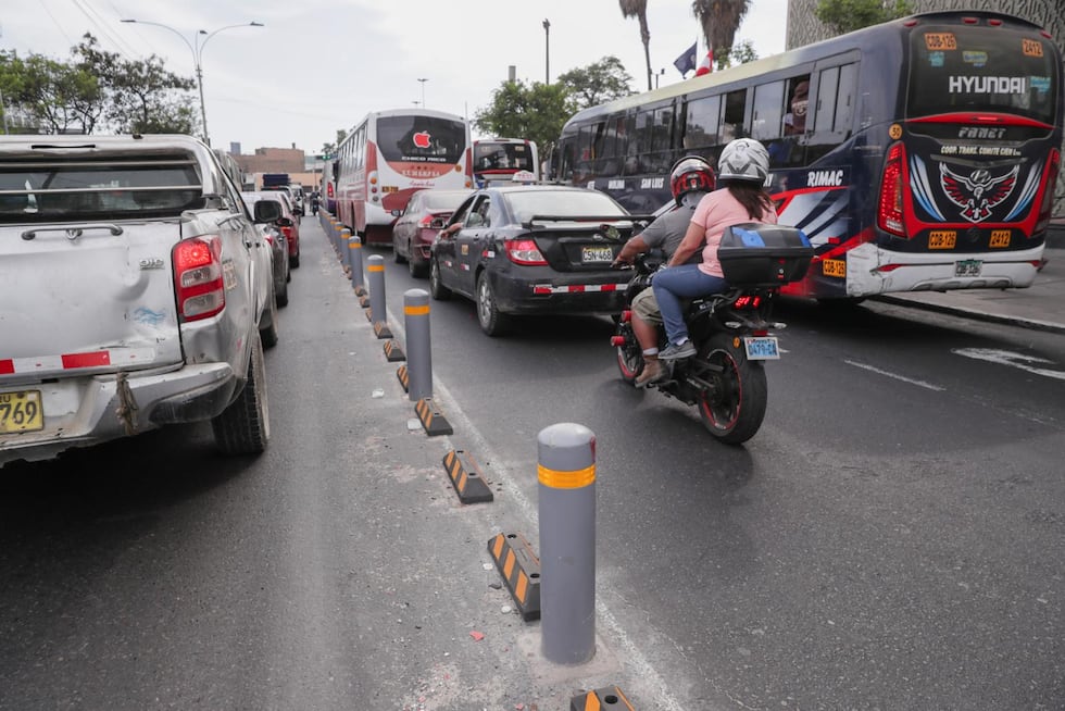 La implementación de bolardos y topellantas busca impedir la invasión de los carriles exclusivos.