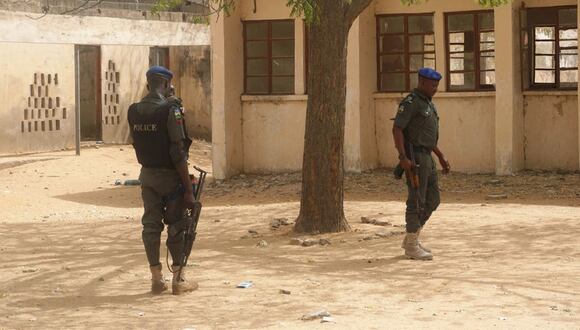 Imagen de archivo de policías haciendo guardia en las instalaciones del Government Girls Technical College, donde 110 niñas fueron secuestradas por islamistas de Boko Haram en la ciudad de Dapchi, en el norte de Nigeria | Foto: AMINU ABUBAKAR / AFP
