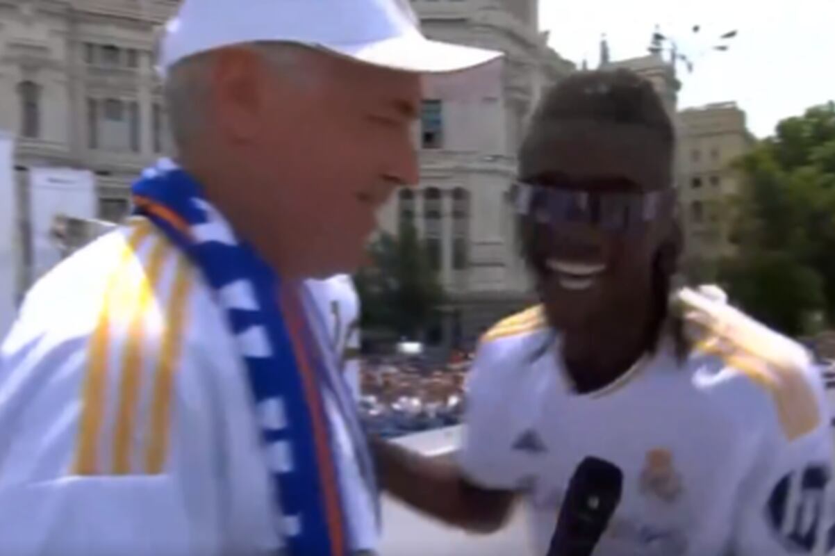 Ancelotti cumple el sueño de bailar con Camavinga en Cibeles | VIDEO