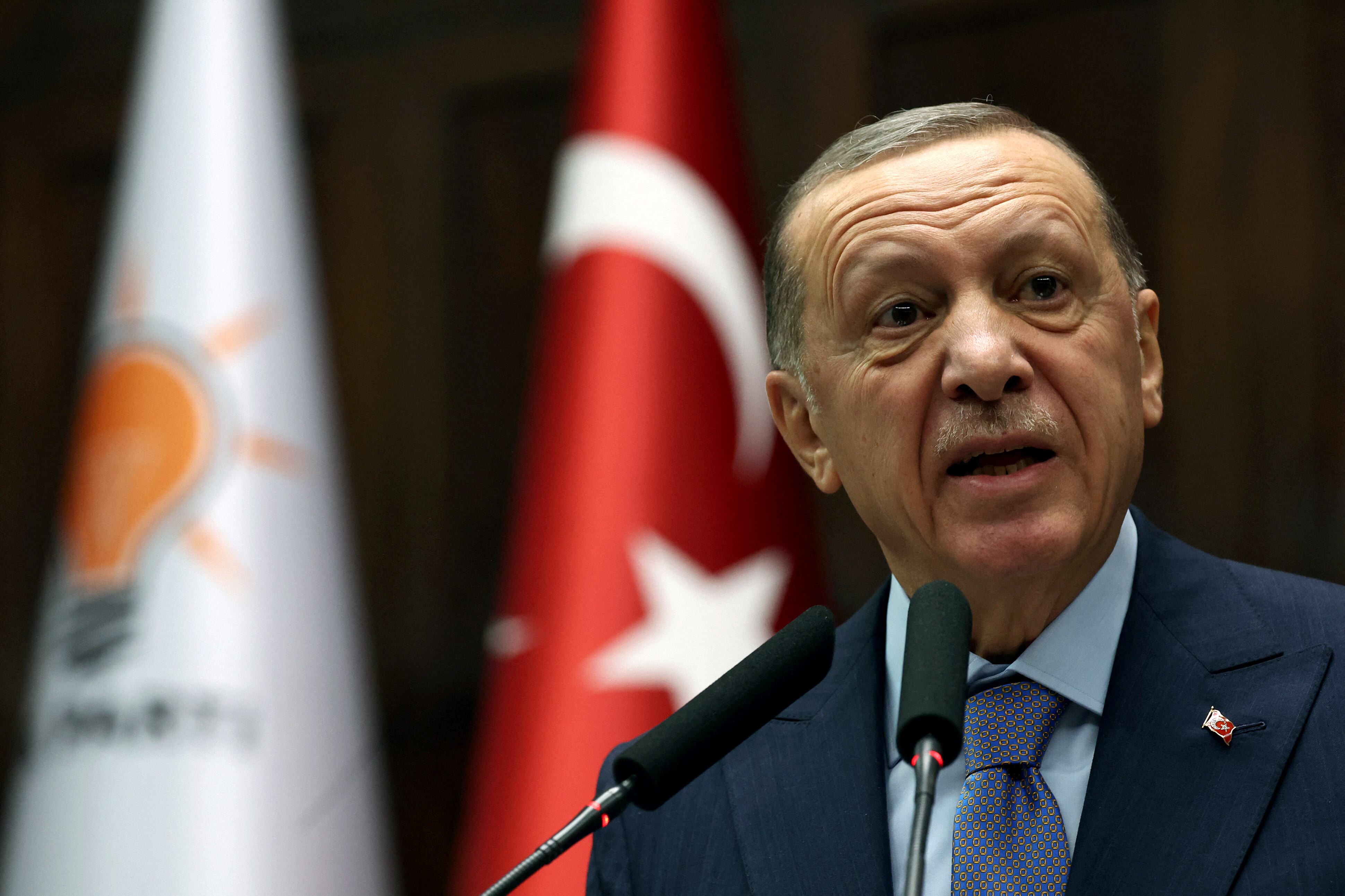 El presidente de Turquía y líder del Partido Justicia y Desarrollo (AK), Recep Tayyip Erdogan, pronuncia un discurso durante la reunión del grupo de su partido en la Gran Asamblea Nacional Turca en Ankara, el 25 de octubre de 2023. (Foto de Adem ALTAN / AF