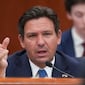 Ron DeSantis la firmó y ya es ley: de qué trata la SB 1074 de Florida que estipula nuevas reglas para hacer pagos con efectivo