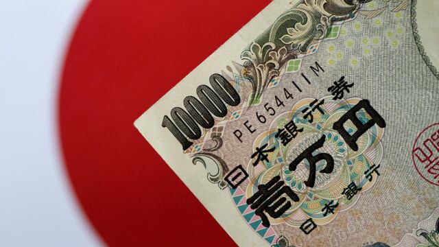 El yen se deprecia con fuerza tras la subida de tipos del Banco de Japón y supera los 150 por dólar