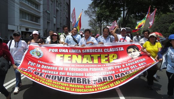 La Fenate Perú fue fundada por Pedro Castillo luego de la huelga magisterial. En la foto, el futuro presidente lidera una manifestación del sindicato en noviembre del 2019. Facebook: Siter Lima Fenateperú