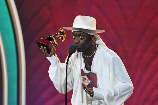El brasileño Jota.pe con su trofeo en la categoría de MPB. (Foto: Agencias)
