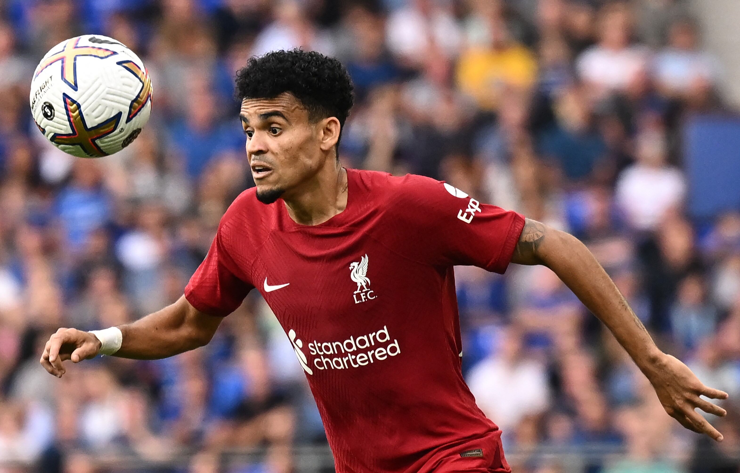 El mediocampista colombiano del Liverpool, Luis Díaz, controla el balón durante el partido de fútbol de la Premier League inglesa entre Everton y Liverpool. (Foto de Oli SCARFF / AFP).
