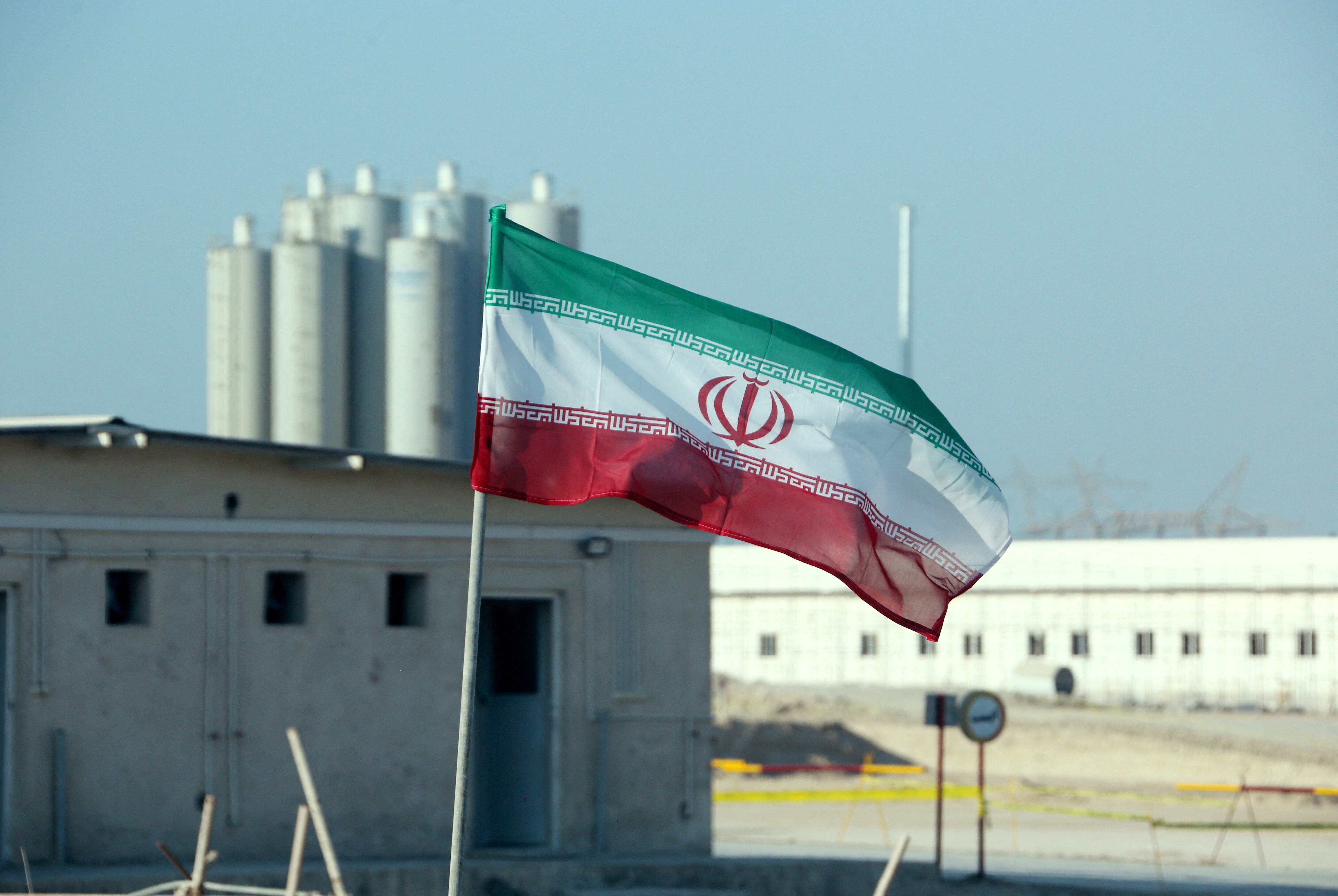 Una fotografía tomada el 10 de noviembre de 2019 muestra una bandera de Irán en la central nuclear de Bushehr. (Foto de ATTA KENARE / AFP).