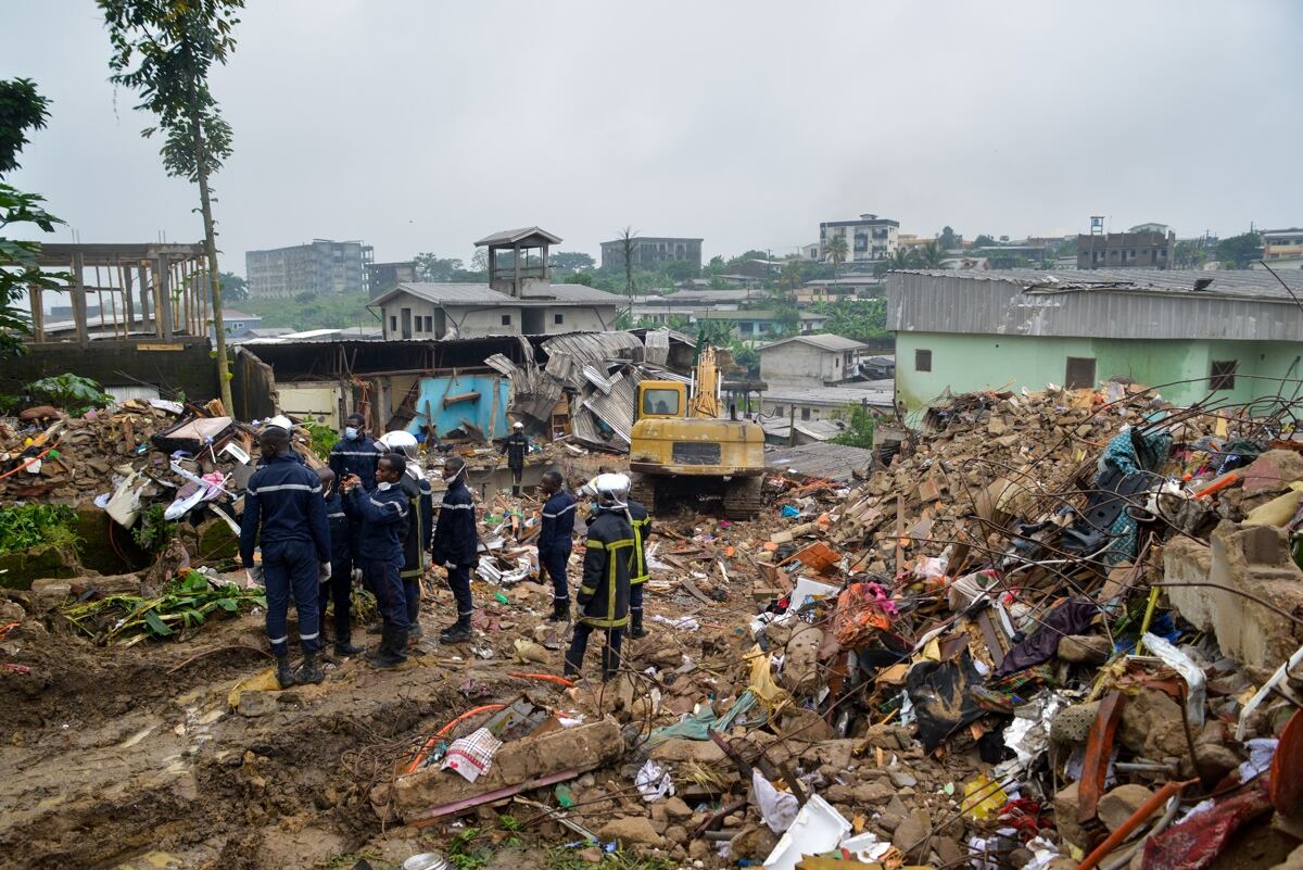 Rescatistas junto a montones de escombros después del derrumbe de un edificio en Douala, Camerún, el 24 de julio de 2023. (Foto de EFE/EPA/DONGMO RODRIGUE WILLIAM)