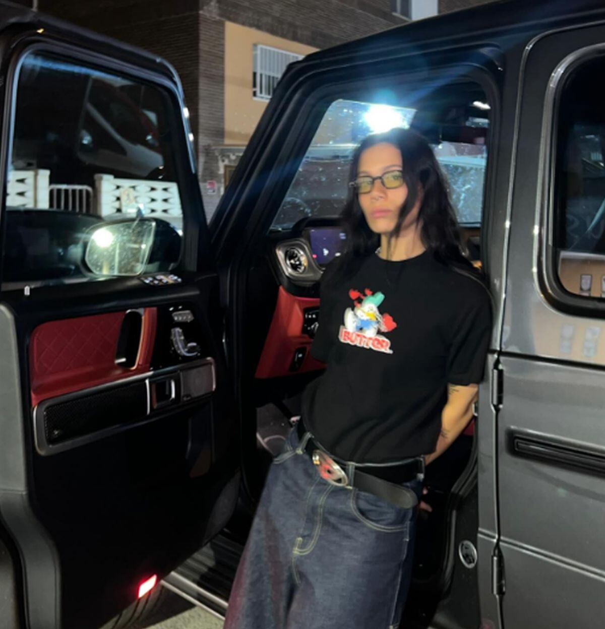 La joven tomándose una foto con su carro (Foto: Nini Vélez / Instagram)