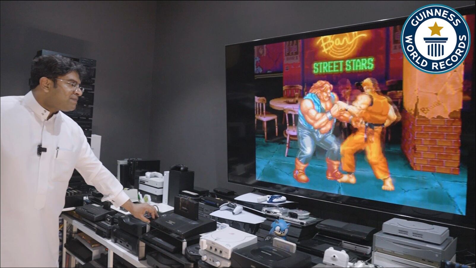 Un jugador de Arabia Saudita rompe récord Guinness al conectar 444 consolas a un solo televisor. (Foto: Récord Guinness)