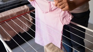 Por qué no debes secar la ropa en el interior de tu hogar