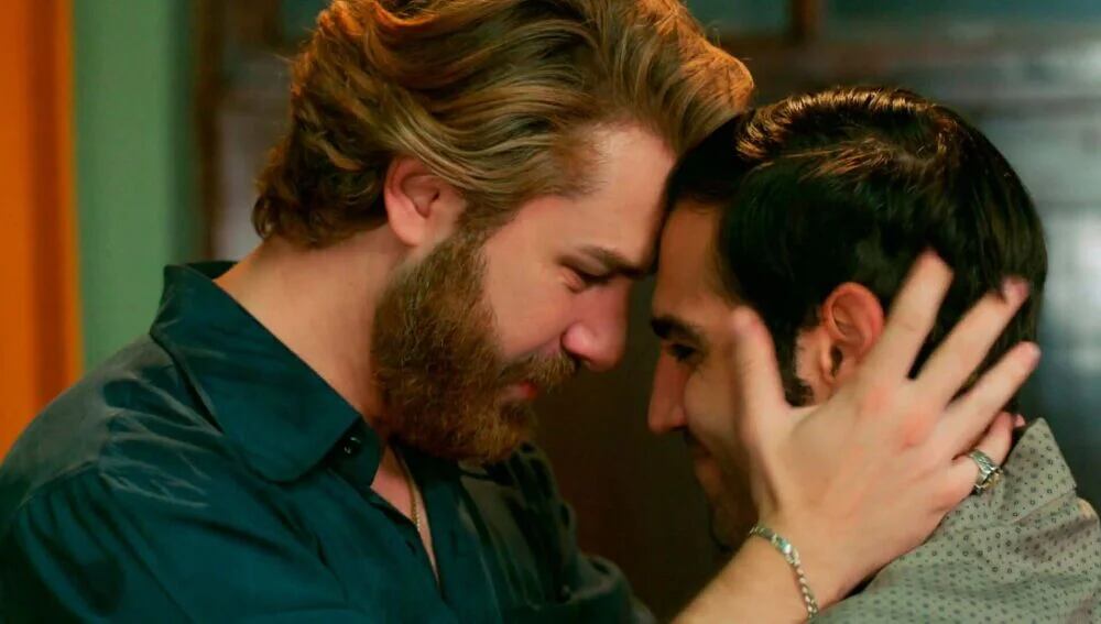 Fikret y Çetin se reconcilian en "Tierra amarga" (Foto: Tims & B Productions)