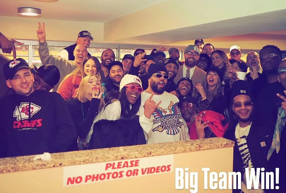 La evidencia que demuestra que Taylor Swift no escondía un anillo debajo de los guantes en el juego de los Chiefs. | Crédito: Instagram / Ross Travis