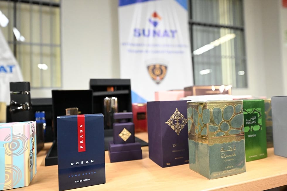 La Superintendencia Nacional de Aduanas y de Administración Tributaria (SUNAT) detectó 300 celulares de alta gama y más de 600 perfumes de diferentes marcas.
Foto: SUNAT