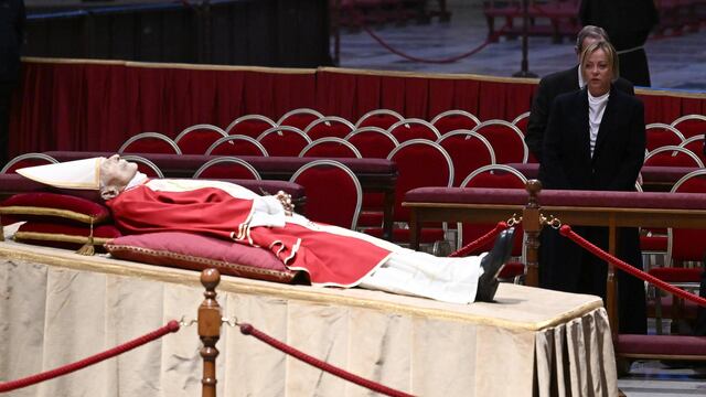 El cuerpo de Benedicto XVI ya reposa en el féretro preparado para el funeral