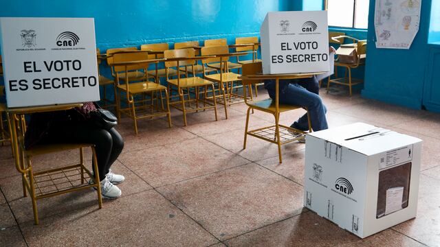 Cierran las urnas del referéndum en Ecuador y se inicia el escrutinio de votos