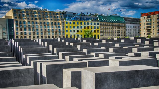 Así lucen los memoriales del Holocausto en las calles de Berlín
